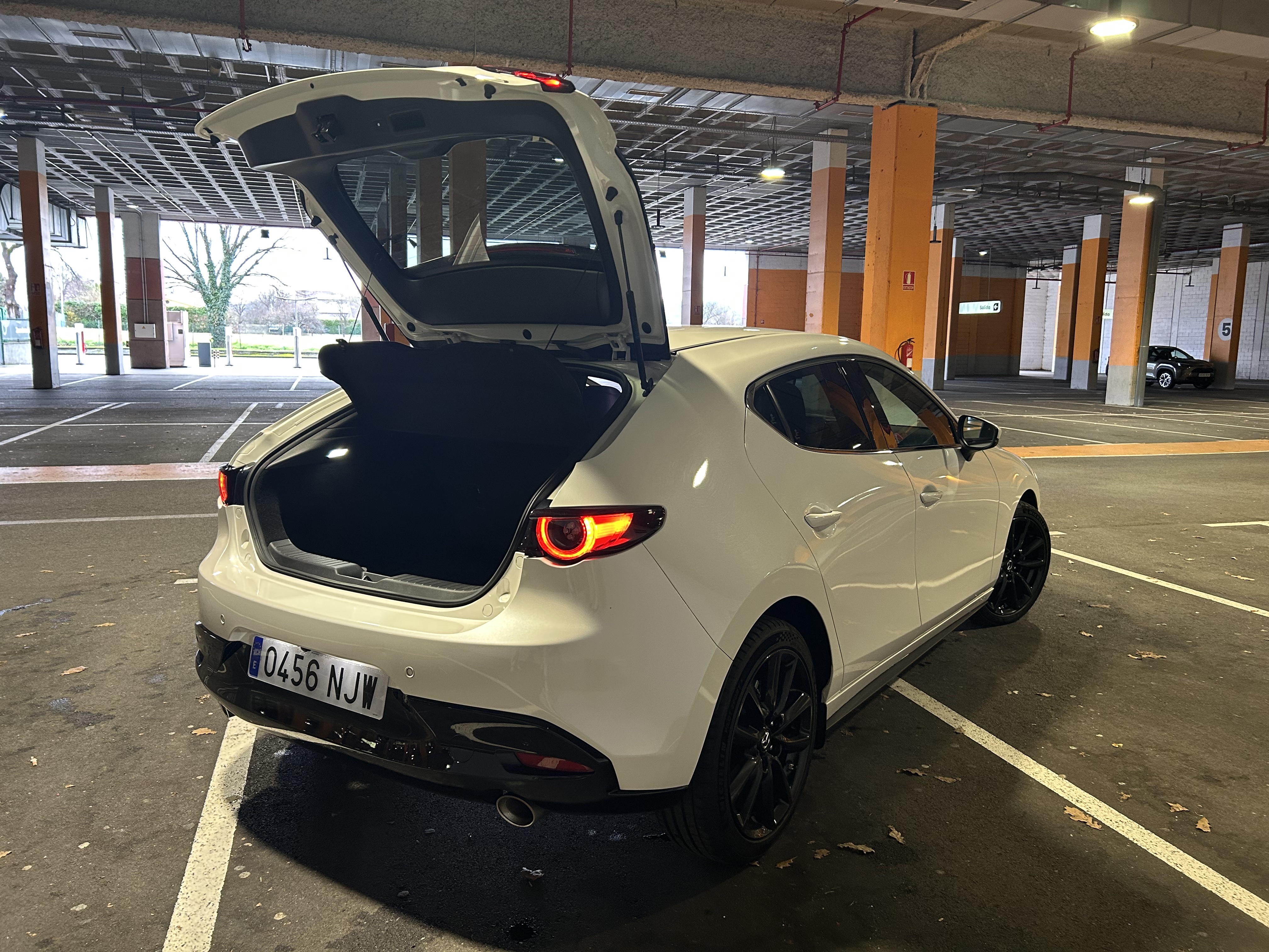 Mazda 3 2.0 Skyactiv-X 180 CV · Acabado LUXURY